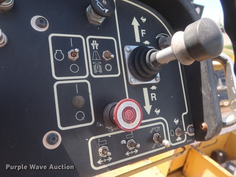 image for item DH0979 2007 Caterpillar AP-1055D  paver