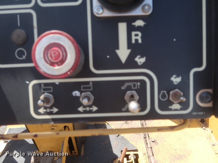 image for item DH0979 2007 Caterpillar AP-1055D  paver