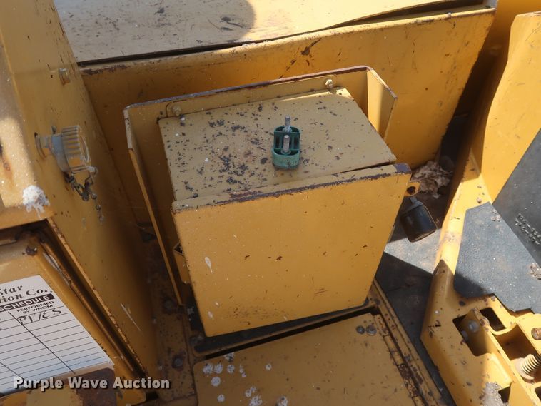 image for item DH0979 2007 Caterpillar AP-1055D  paver