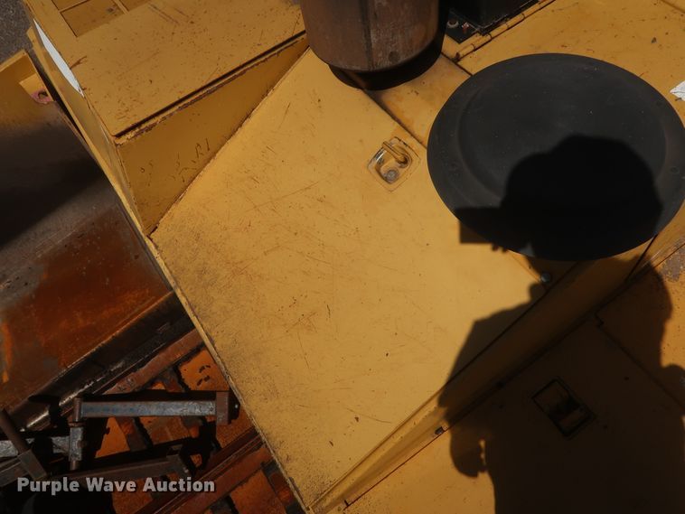 image for item DH0979 2007 Caterpillar AP-1055D  paver