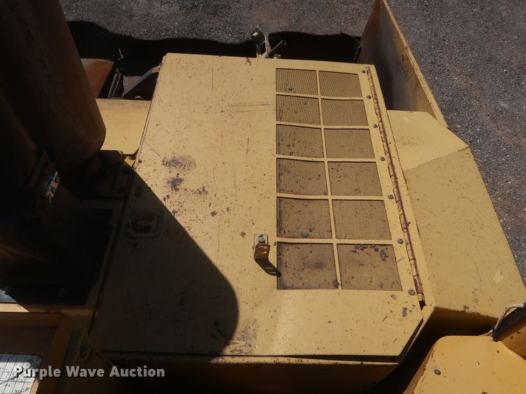 image for item DH0979 2007 Caterpillar AP-1055D  paver