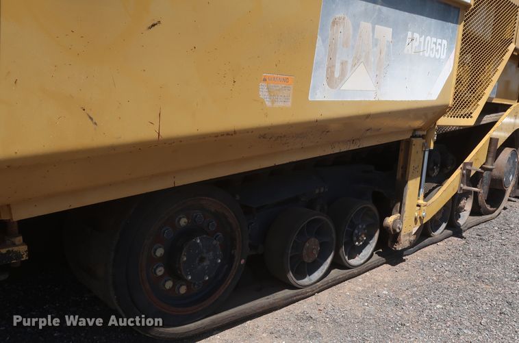 image for item DH0979 2007 Caterpillar AP-1055D  paver