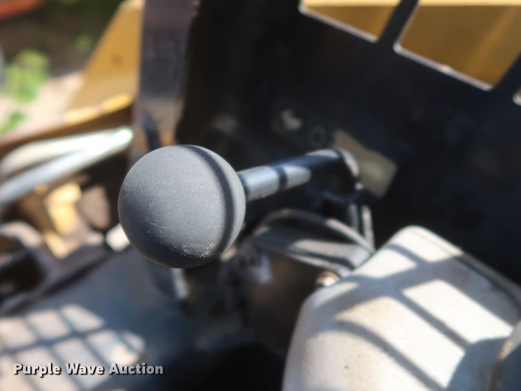 image for item DH0985 2006 Caterpillar 248B  skid steer loader