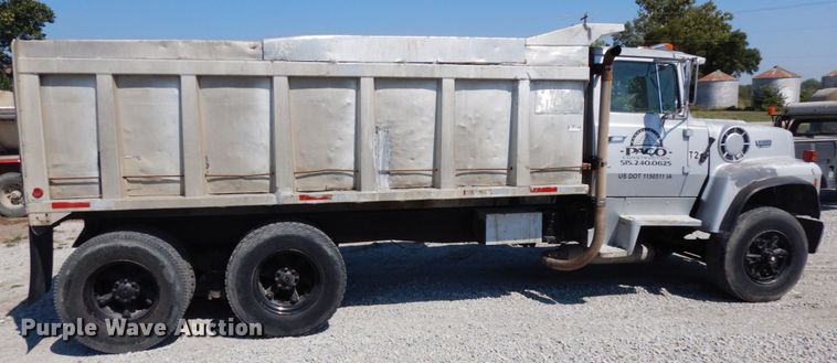 image for item DH6598 1989 Ford L8000  dump truck