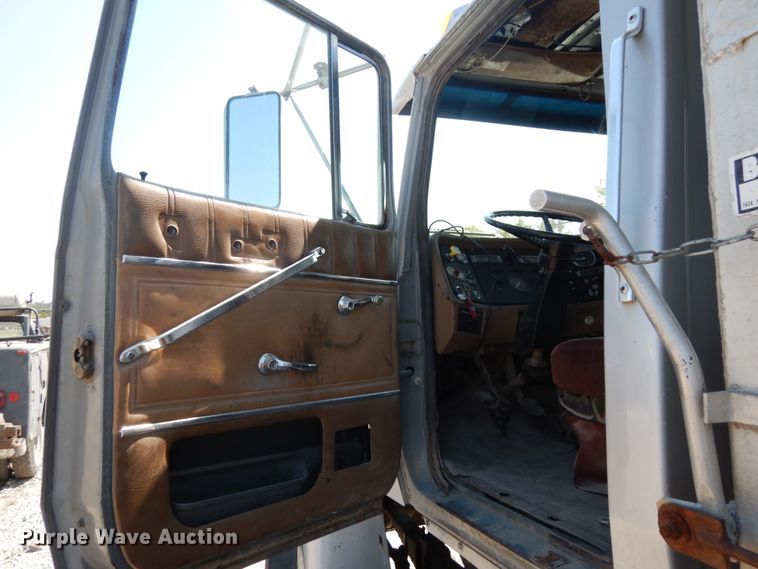 image for item DH6598 1989 Ford L8000  dump truck