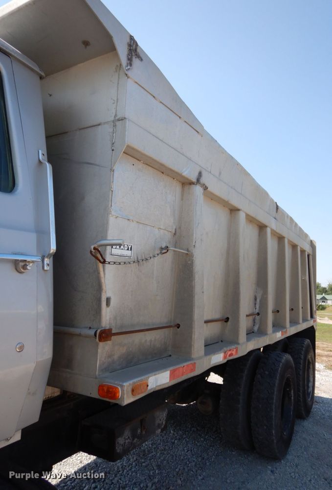 image for item DH6598 1989 Ford L8000  dump truck