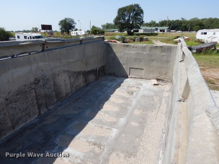 image for item DH6598 1989 Ford L8000  dump truck