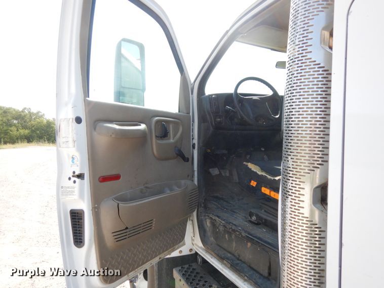 image for item DH6604 2006 GMC C6500  service truck with crane