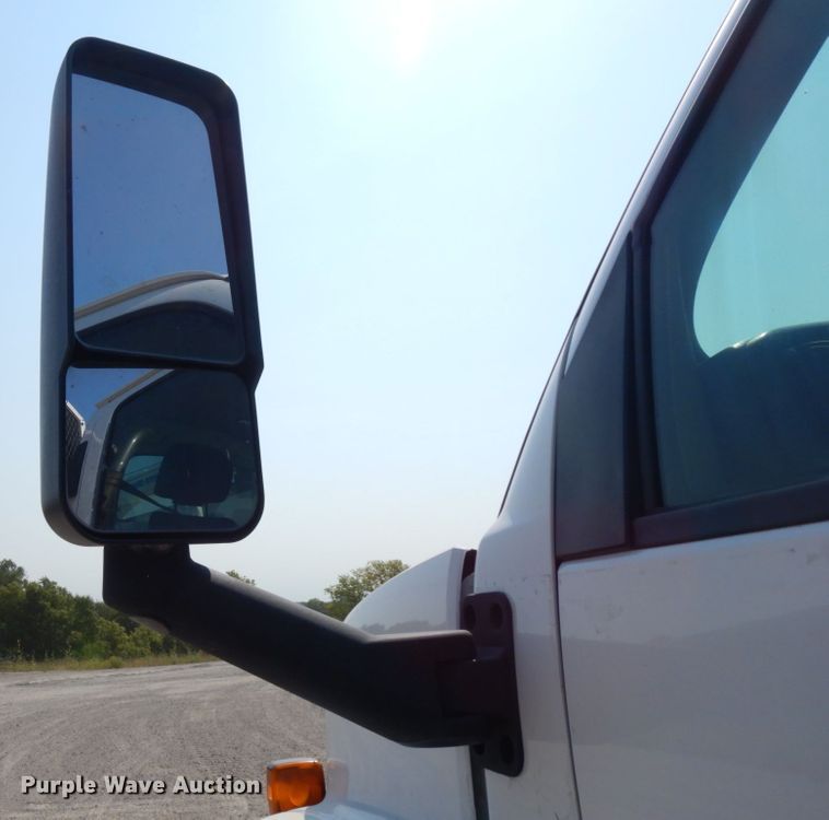 image for item DH6604 2006 GMC C6500  service truck with crane