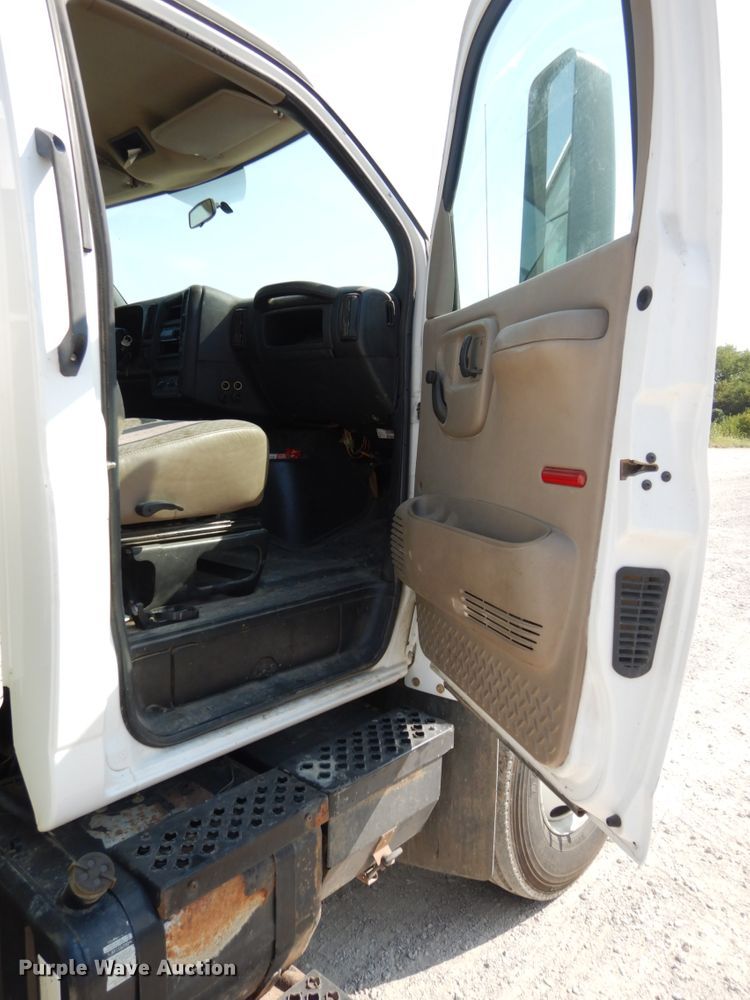 image for item DH6604 2006 GMC C6500  service truck with crane