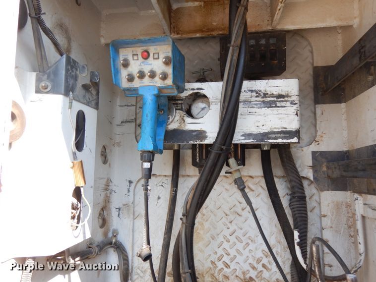 image for item DH6604 2006 GMC C6500  service truck with crane