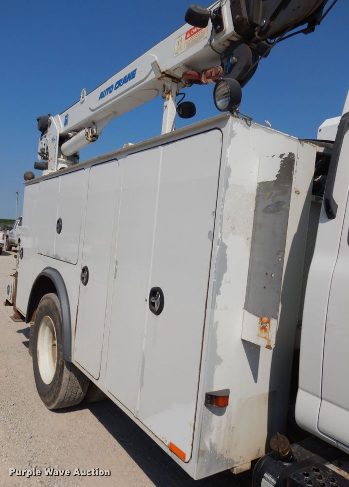 image for item DH6604 2006 GMC C6500  service truck with crane