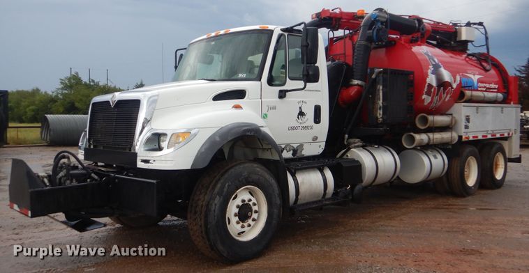 image for item DI0395 2007 International 7600  vacuum truck