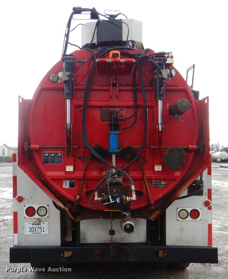 image for item DI0395 2007 International 7600  vacuum truck