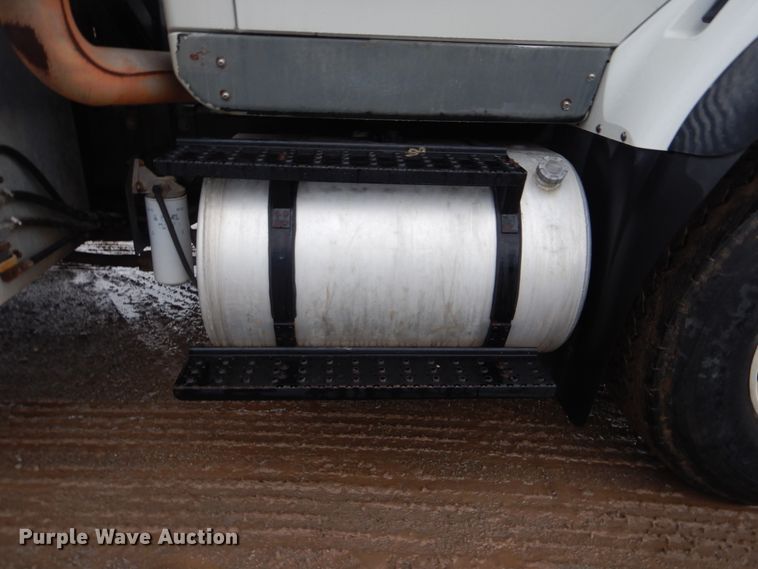 image for item DI0395 2007 International 7600  vacuum truck