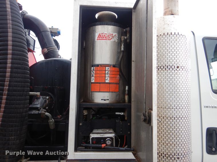 image for item DI0395 2007 International 7600  vacuum truck