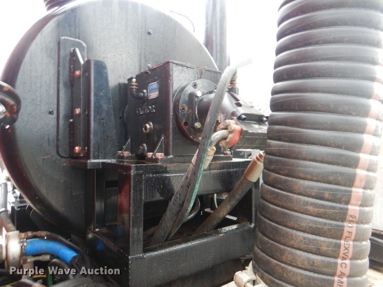 image for item DI0395 2007 International 7600  vacuum truck