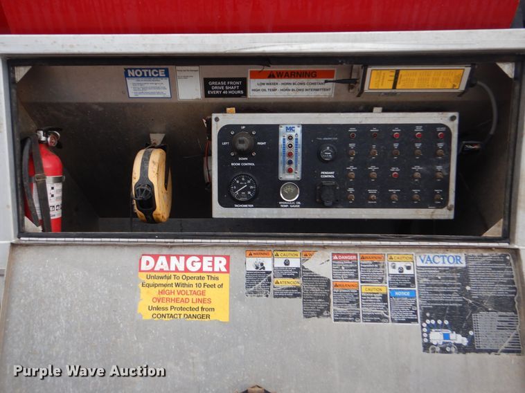 image for item DI0395 2007 International 7600  vacuum truck