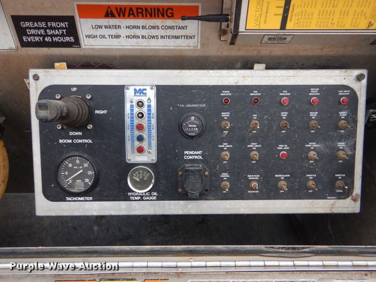 image for item DI0395 2007 International 7600  vacuum truck