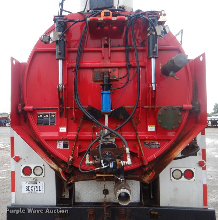 image for item DI0395 2007 International 7600  vacuum truck