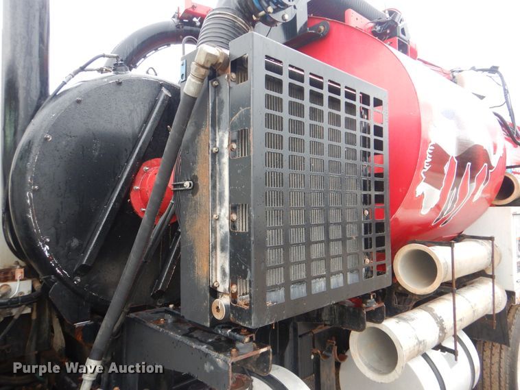 image for item DI0395 2007 International 7600  vacuum truck