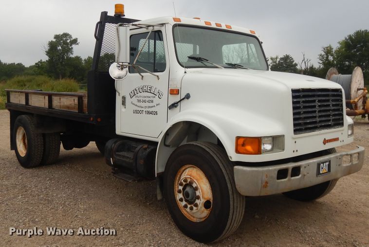 image for item DI7683 1992 International 4900  flatbed truck