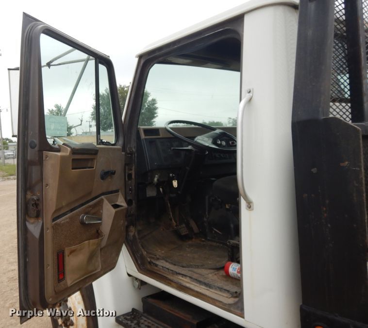 image for item DI7683 1992 International 4900  flatbed truck