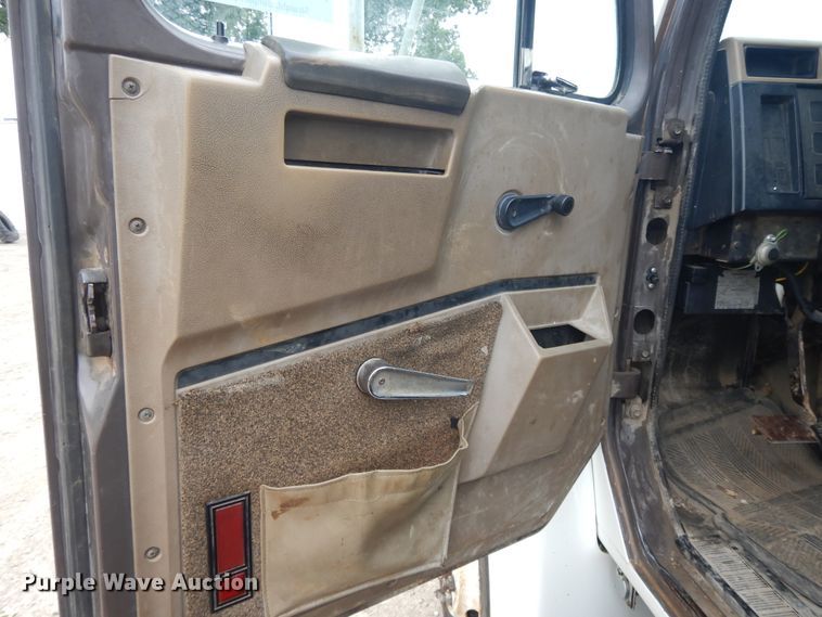 image for item DI7683 1992 International 4900  flatbed truck