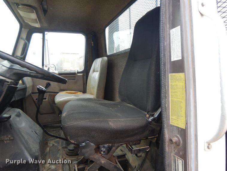 image for item DI7683 1992 International 4900  flatbed truck