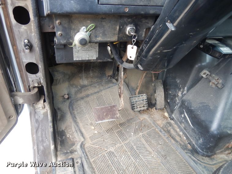 image for item DI7683 1992 International 4900  flatbed truck