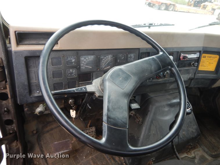 image for item DI7683 1992 International 4900  flatbed truck