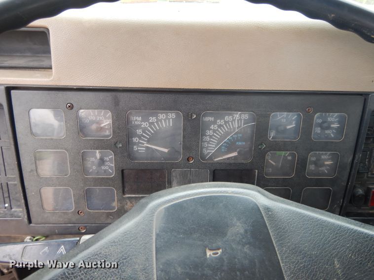 image for item DI7683 1992 International 4900  flatbed truck