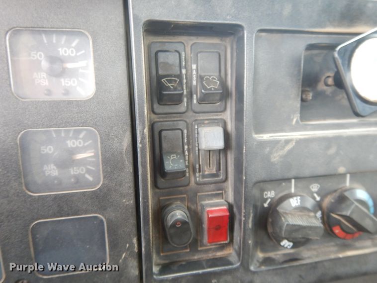 image for item DI7683 1992 International 4900  flatbed truck