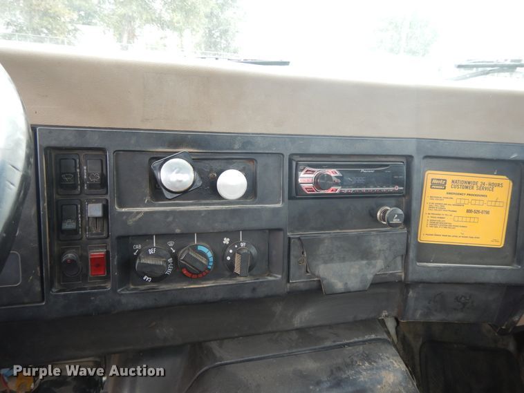 image for item DI7683 1992 International 4900  flatbed truck