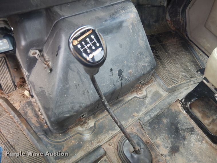 image for item DI7683 1992 International 4900  flatbed truck