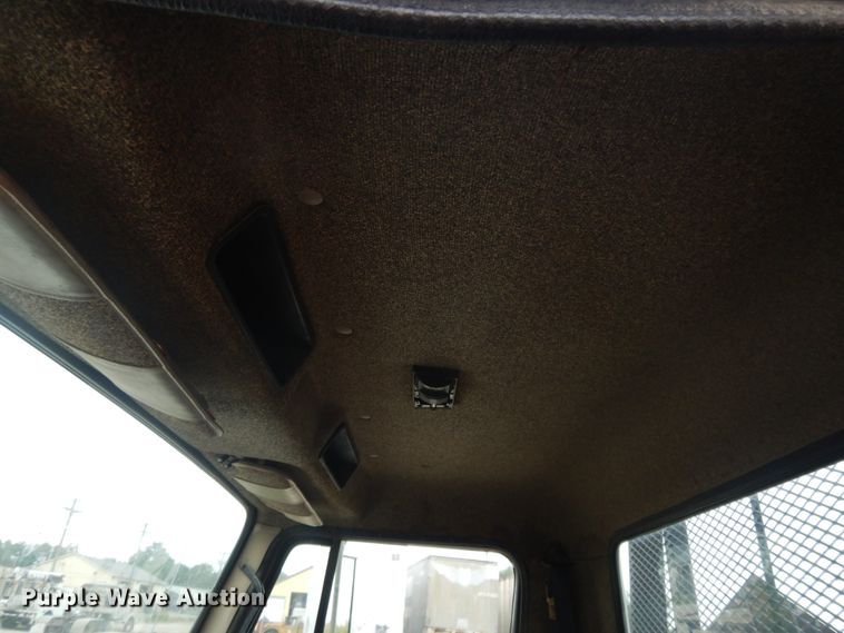 image for item DI7683 1992 International 4900  flatbed truck