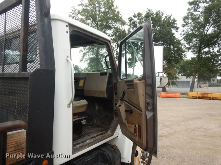 image for item DI7683 1992 International 4900  flatbed truck