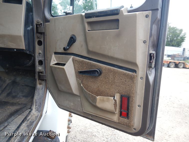 image for item DI7683 1992 International 4900  flatbed truck