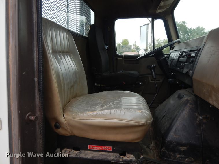 image for item DI7683 1992 International 4900  flatbed truck