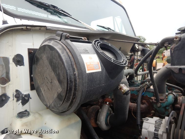 image for item DI7683 1992 International 4900  flatbed truck