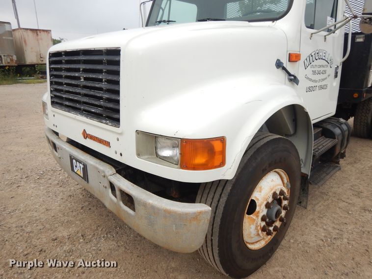 image for item DI7683 1992 International 4900  flatbed truck