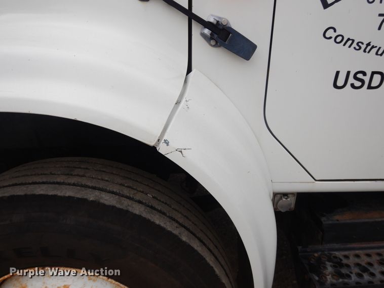 image for item DI7683 1992 International 4900  flatbed truck