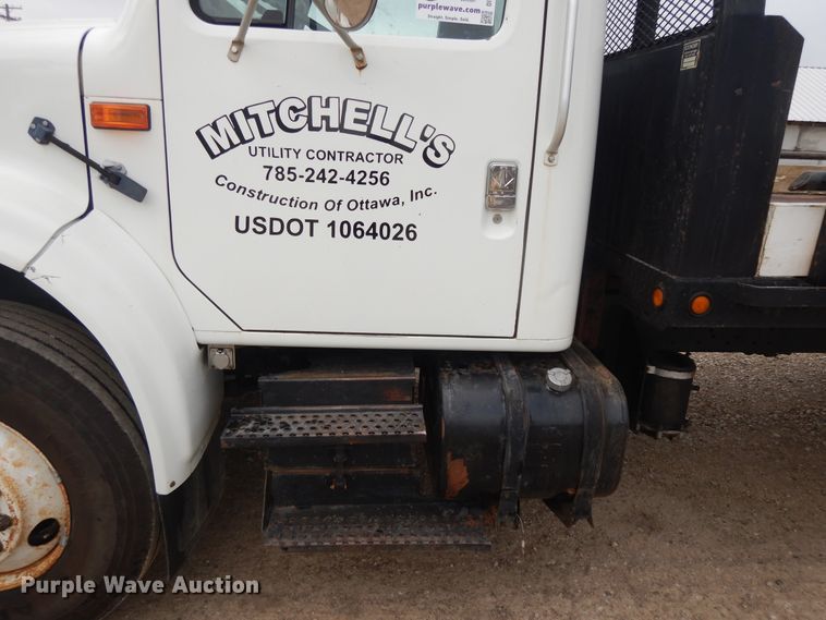 image for item DI7683 1992 International 4900  flatbed truck