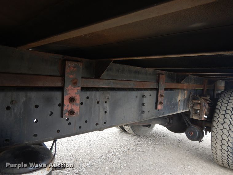 image for item DI7683 1992 International 4900  flatbed truck