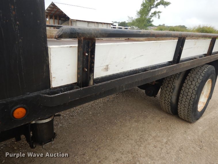 image for item DI7683 1992 International 4900  flatbed truck