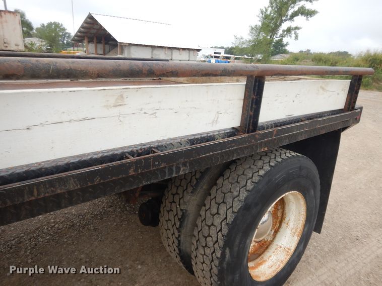 image for item DI7683 1992 International 4900  flatbed truck