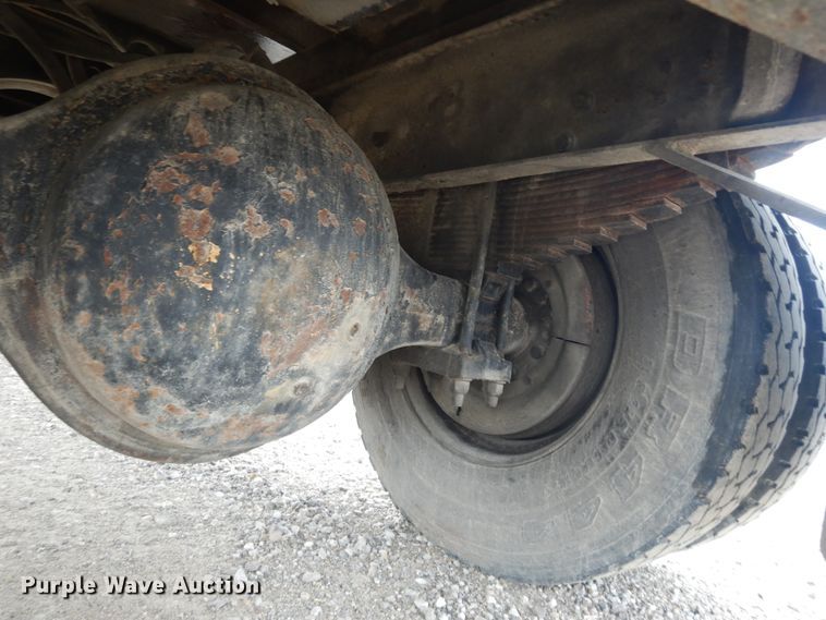 image for item DI7683 1992 International 4900  flatbed truck