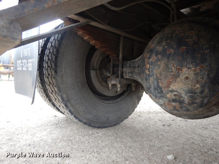 image for item DI7683 1992 International 4900  flatbed truck