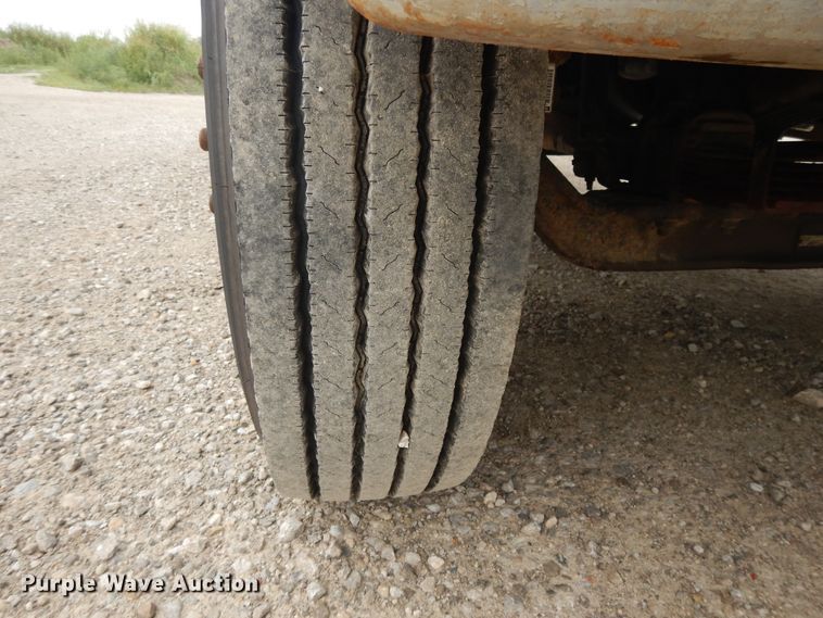 image for item DI7683 1992 International 4900  flatbed truck