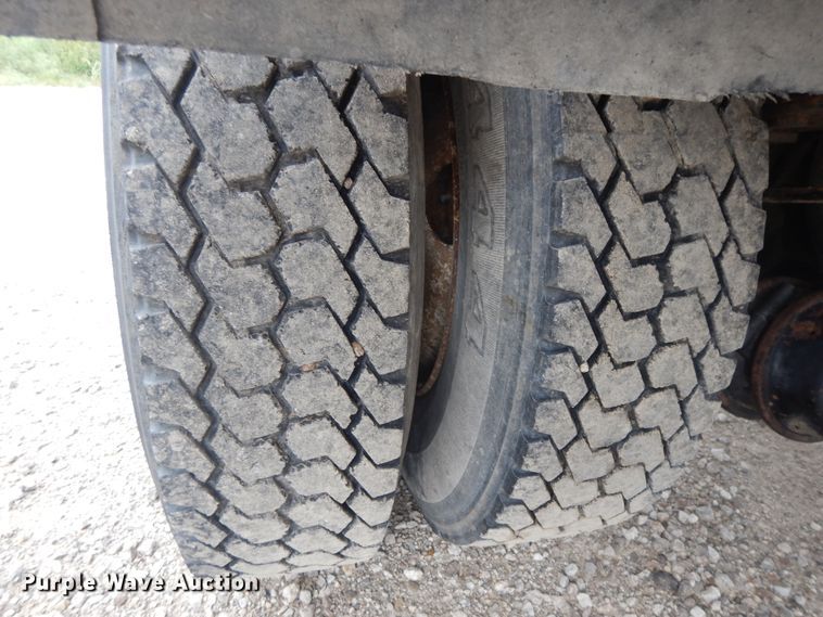 image for item DI7683 1992 International 4900  flatbed truck